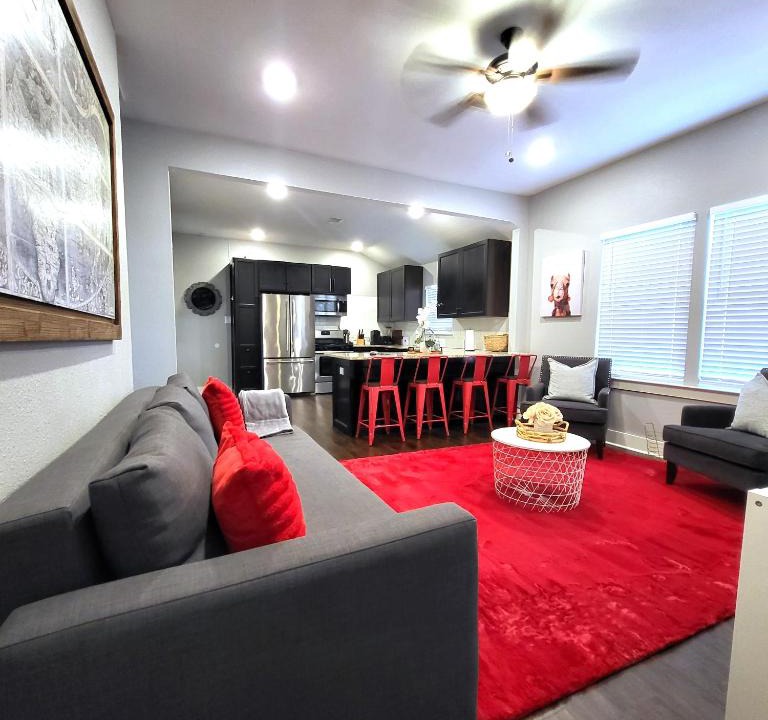 Greater East End Villa | Vibrant Vacation Escape with Fast WIFI and KING BED Close to Downtown Houston!
