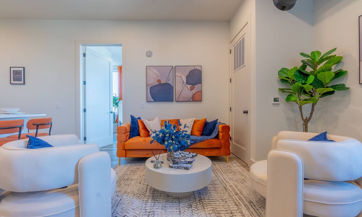 East Orange Apartment | Vibrant Visit near Airport! Free Parking, 2 Baths & Sleeps 8! ✨10% OFF 7 days✨