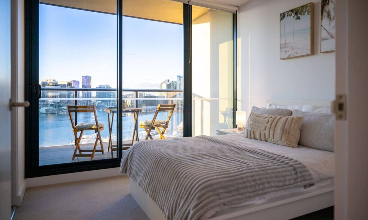 Docklands Apartment | Vibrant Waterfront Docklands Living
