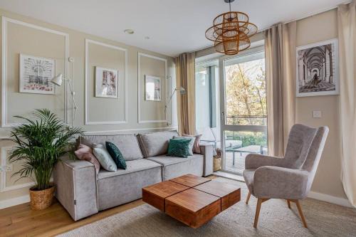 Uxbridge North Apartment | Vick's house with parking and EV chrgr