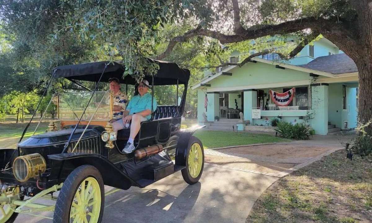 La Grange House | Victorian 1920s 5 bdrm w/Pool, antiquer’s dream