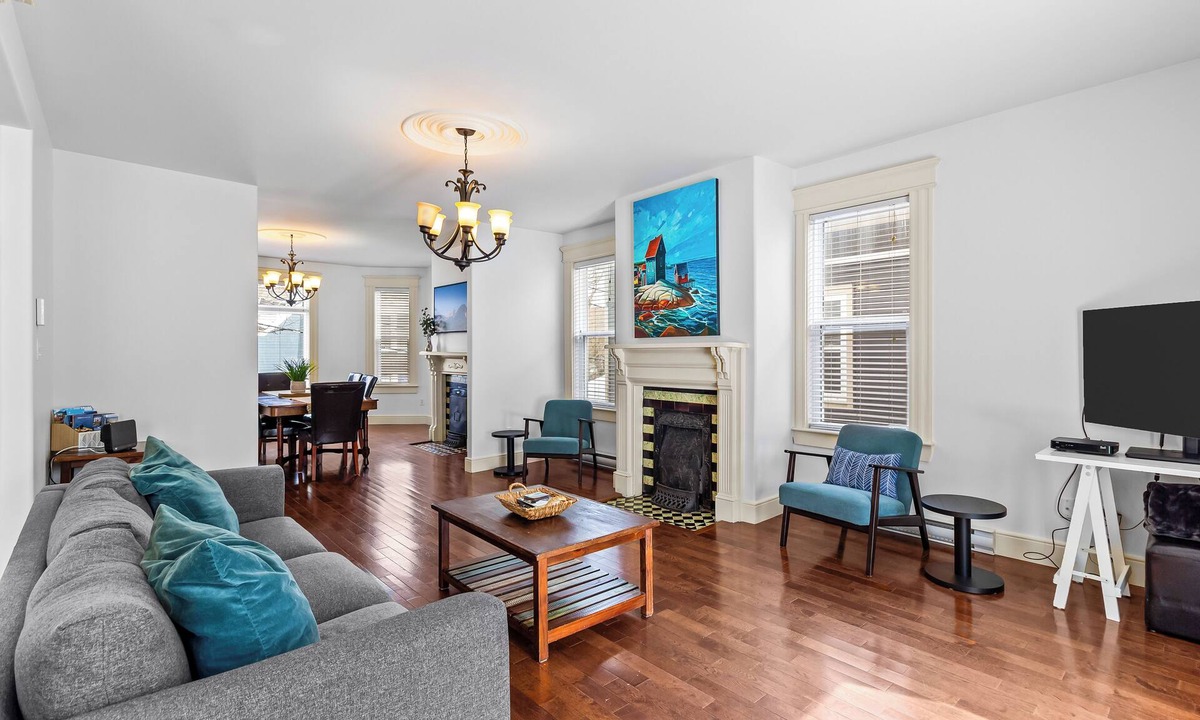 Waterford Valley House | Victorian 4BR 2.5BA 2Parking Near Parks & DT