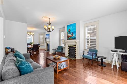 Waterford Valley House | Victorian 4BR 25BA 2Parking Near Parks & DT