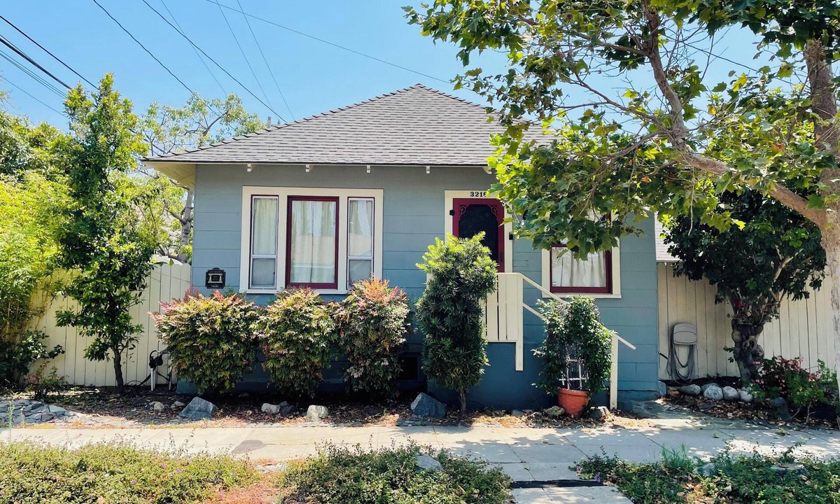 Eastside House | Victorian Bungalow: 2 bd + parking + private garden
