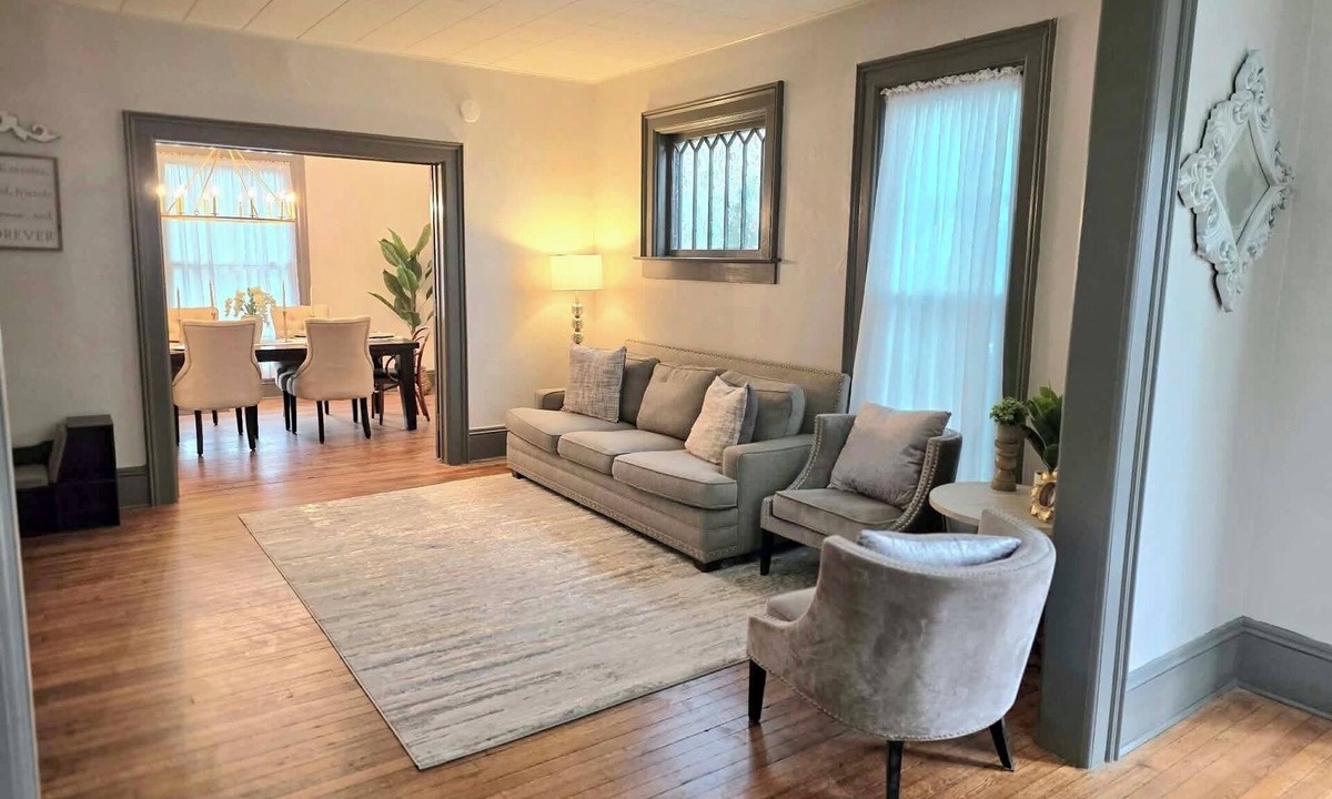 Elmira House | Victorian charm meets modern comfort Sleeps 10 w/AC FULLY STOCKED