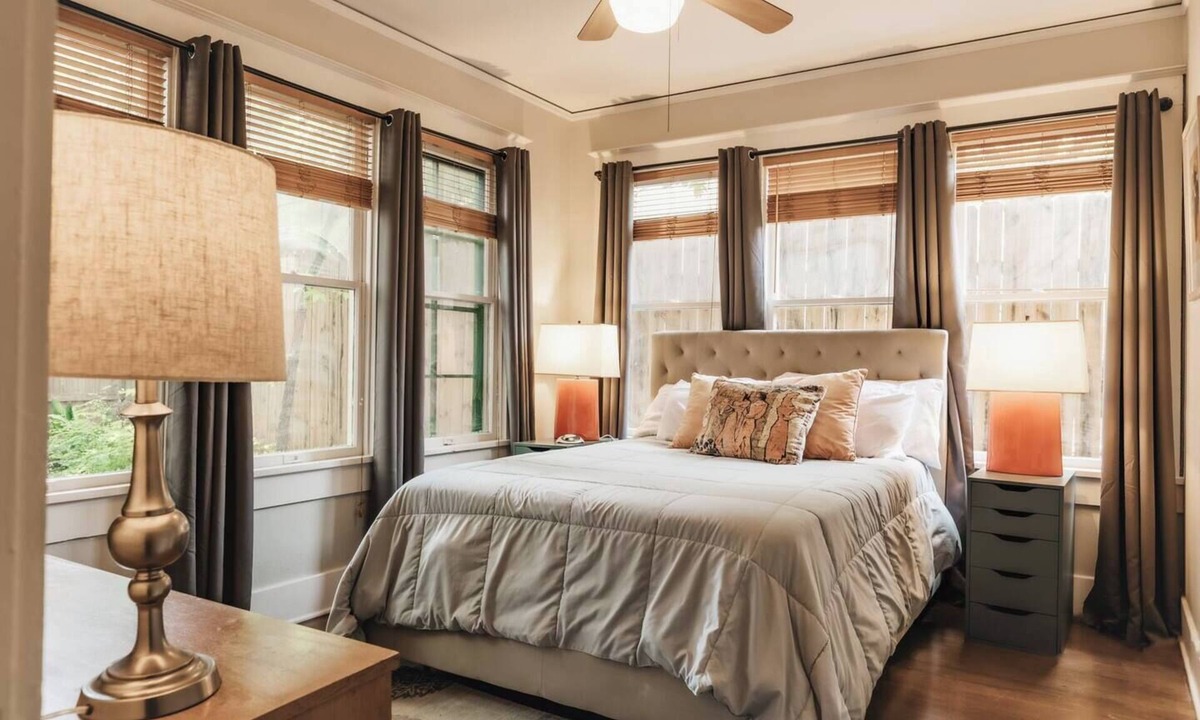 West Campus House | Victorian Family Getaway ❤️ Close to UT Austin Free Parking