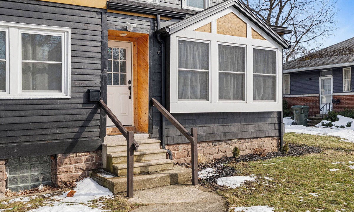North Tonawanda Apartment | Victorian Gem Private Entry W/D + Kitchen