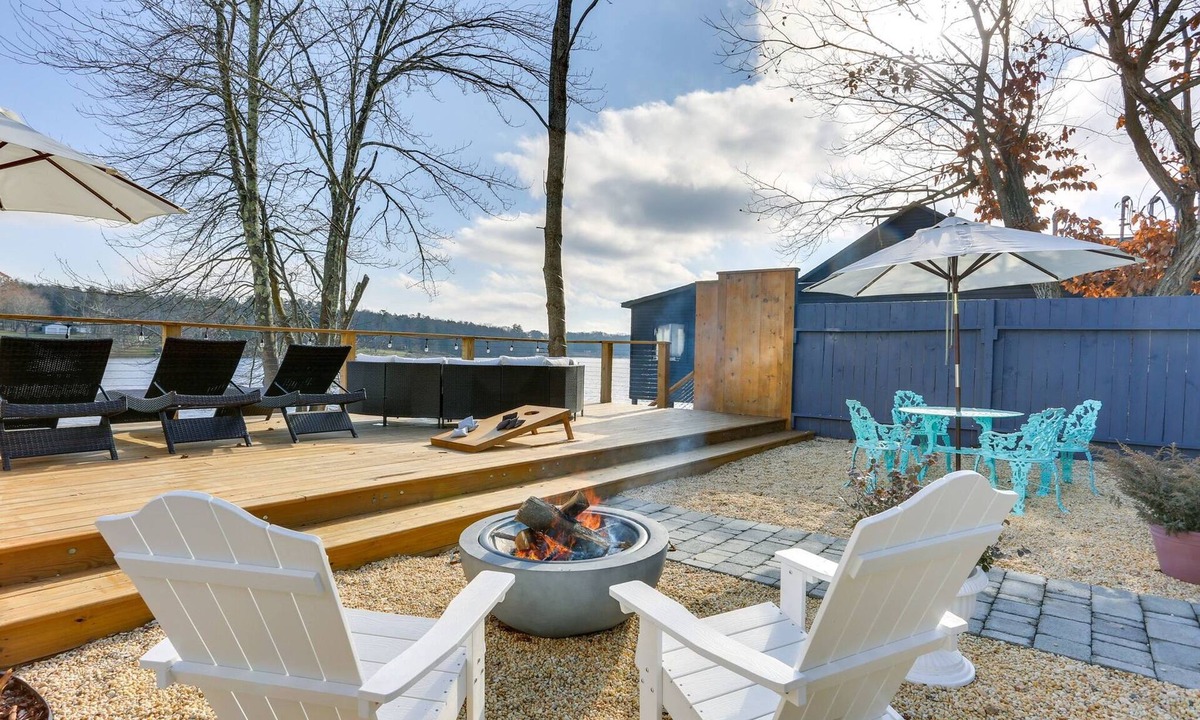 Lake Huntington Apartment | Victorian Lake Oasis