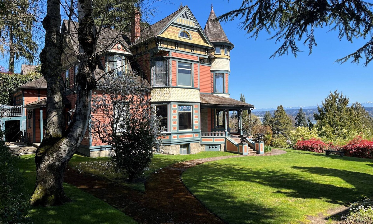 Madrona House | Victorian Tranquility within 4 miles of Lumen Field