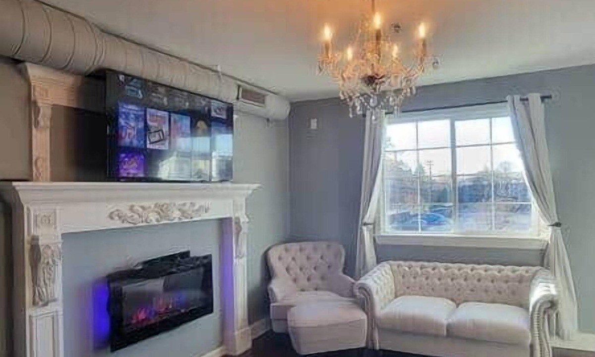 Royal Oak Apartment | *Victoriana* - Entire upper King suiten@MicroLux