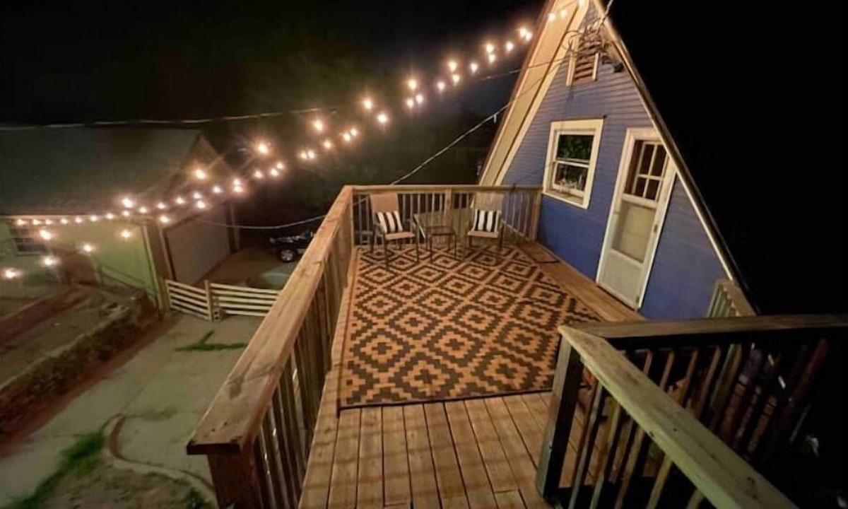 Council Bluffs House | Victorian’s Upper Level, with pool & backyard!