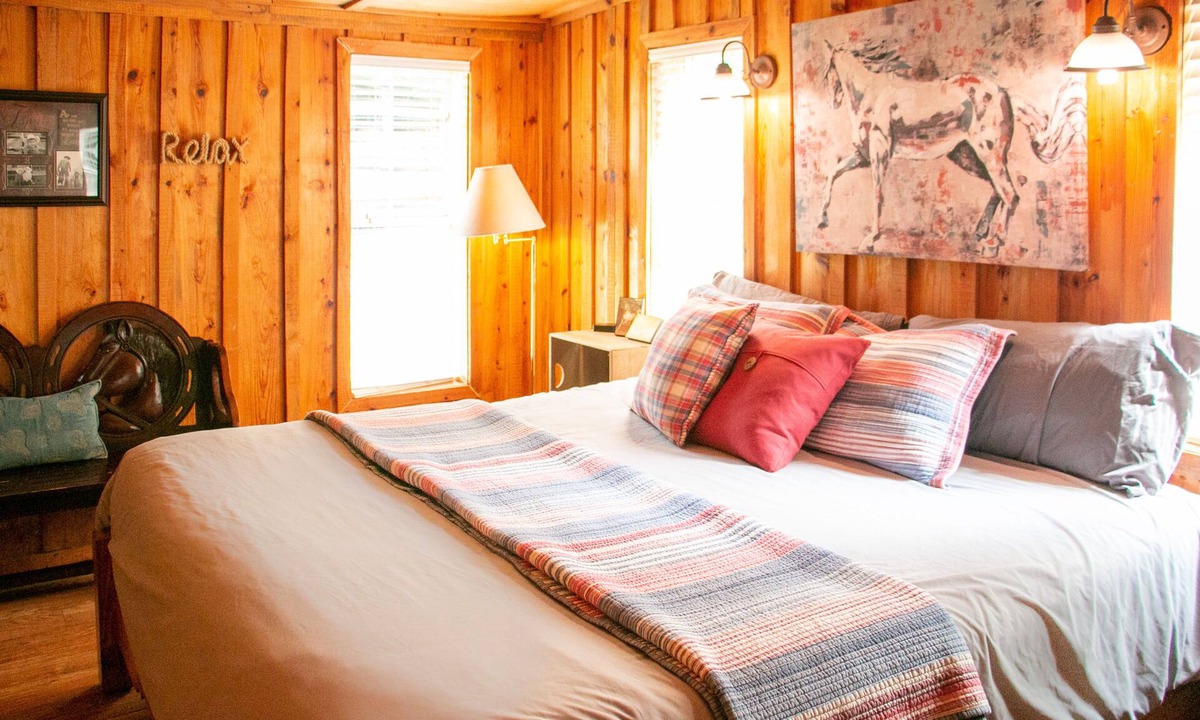 Hot Springs Cabin | Victory Suite - Rustic Cabin