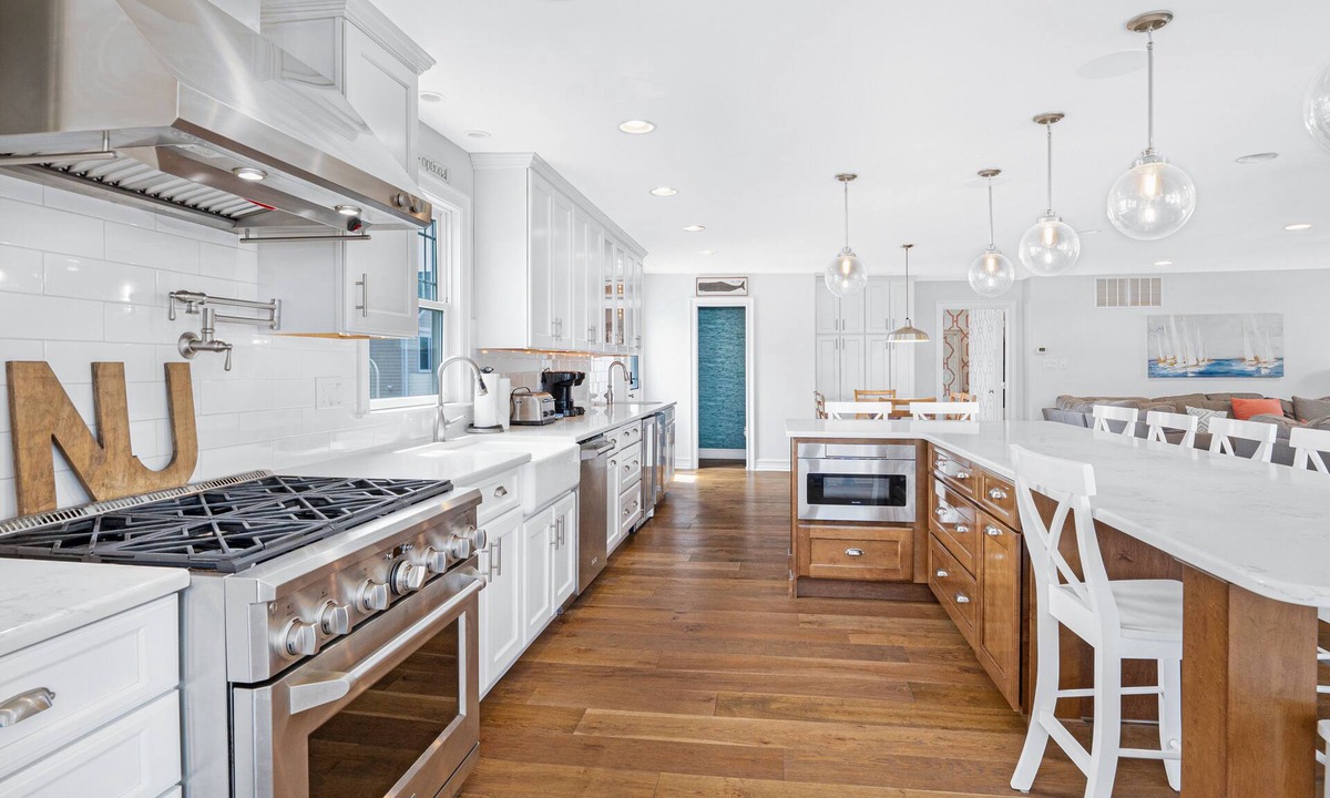 Avalon House | Victory Sunrise - 7BR/6BA - Pool - Jacuzzi - Elevator - HEATED POOL