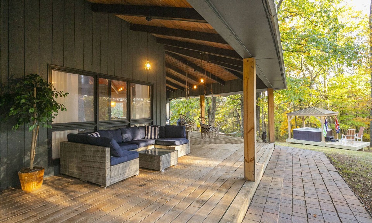 Smyrna House | Victory View Retreat Modern Group Stay