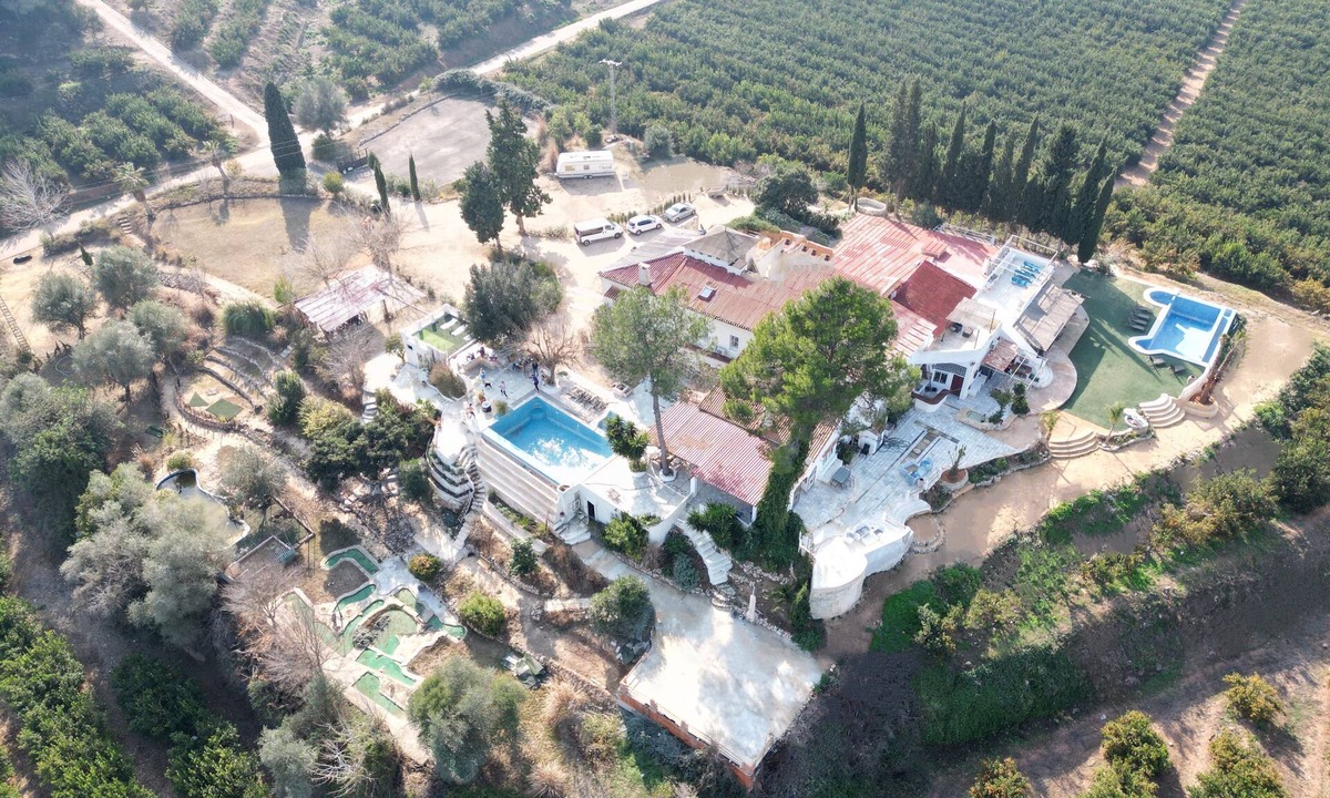 Barxeta House | Vies and cool summer breeze over the plot and pool.