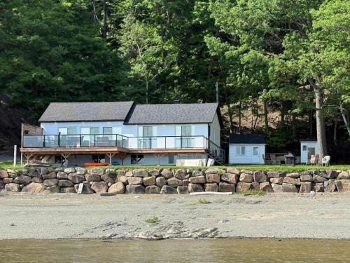 Saint-Laurent-de-l'ile d'Orleans Ski Chalet | View Spa and St-Lawrence River - The DG Chalet
