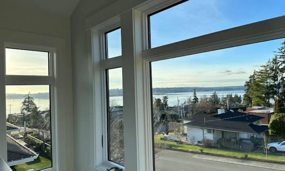 Market House | View! Stylish, light-filled & super comfortable.