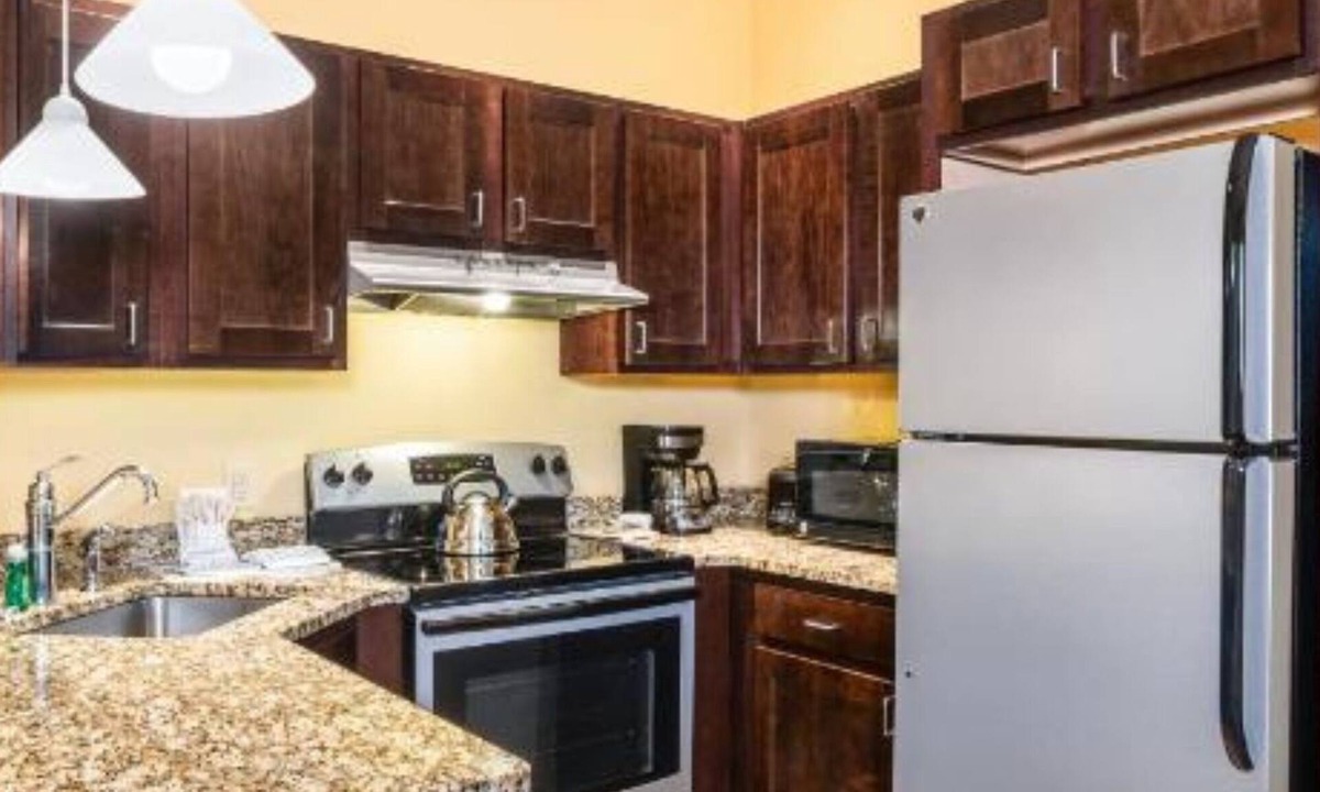 Pittsfield Condo | 🌞Views! 2mi2Ski+Dtw! Great 1BR OpenLR/DR/Kit! FP,HPool,Htub,Gym,PetsOk,EVchg🌞!