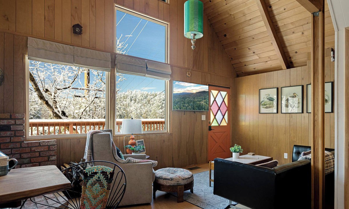 Crest Park Cabin | Views, Fully Fenced, BBQ, Spacious Deck