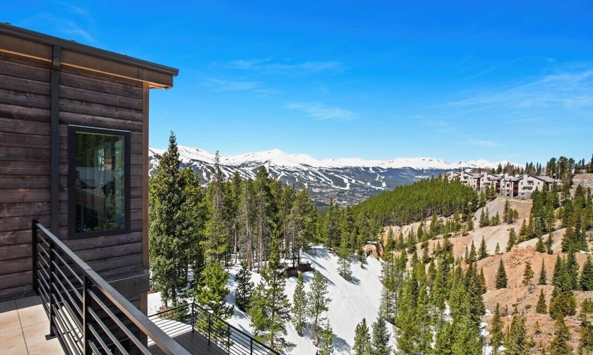 Baldy Mountain House | Views|Hot Tub| Luxury|Free Bus Route