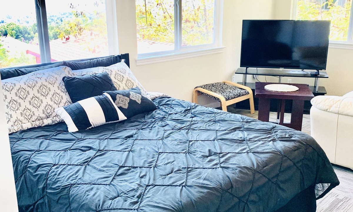 East Foothills Apartment | Views on a Hill.