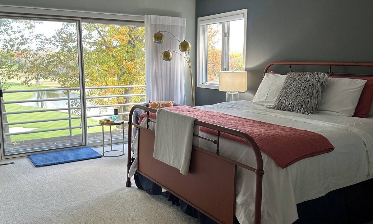 Eden Prairie House | VIEWS, VIEWS, VIEWS- OPEN PLACES, CHARMING SPACES