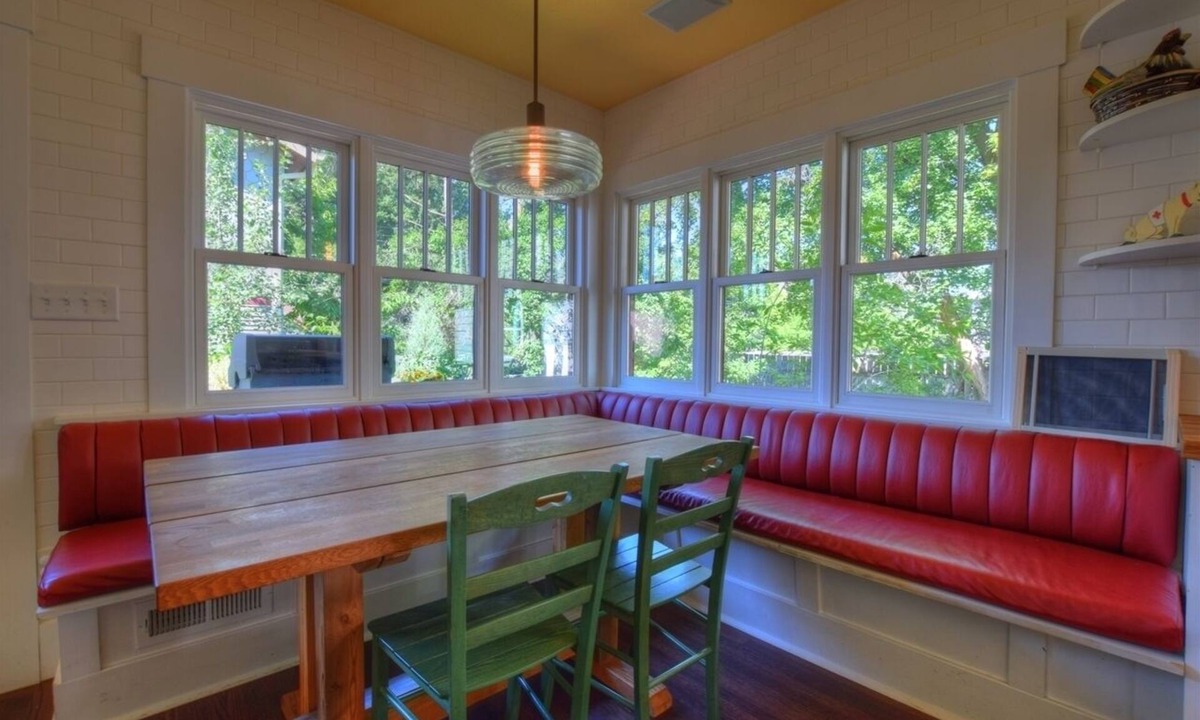 University District House | Viking House - Walk to campus!