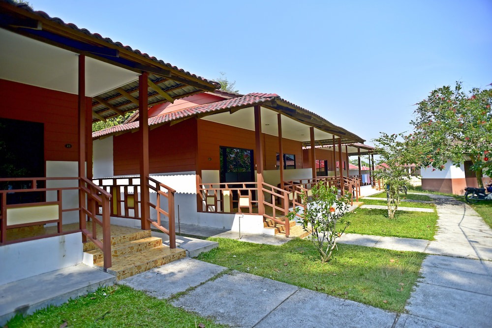 Pangkor Island Hotel | Vikri Beach Resort Pulau Pangkor