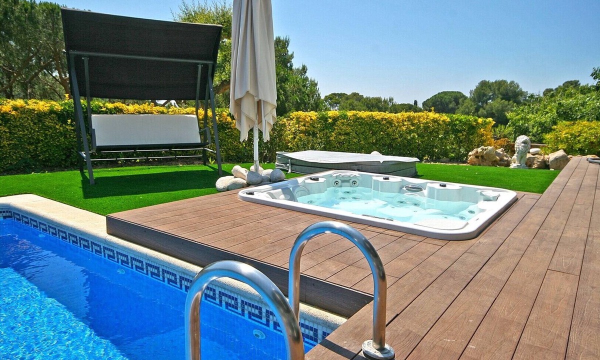 Lloret de Mar Villa | Vila Boutique, in front of the sea with climatized jacuzzi and covered pool