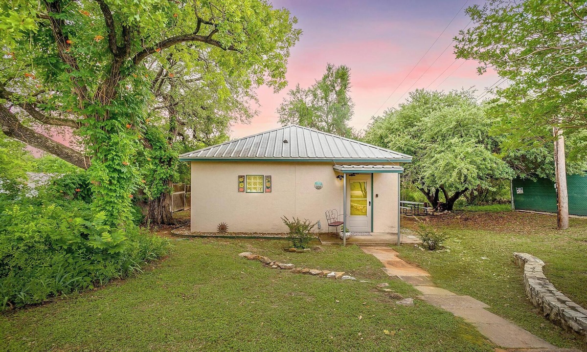 Glen Rose Cottage | Villa 101 · Peaceful River Views · Steps to Water