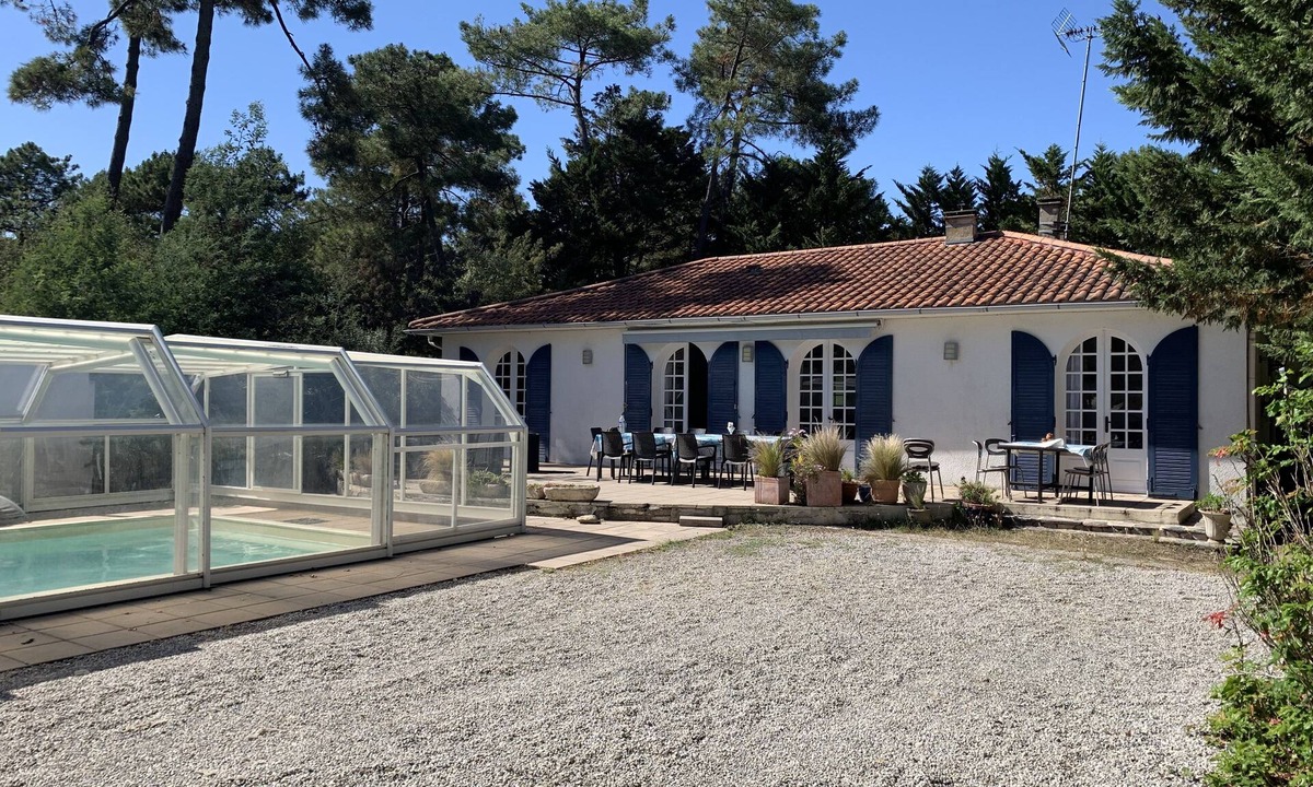 Les Conches Villa | Villa 12-14 people with heated pool 800 m from the ocean