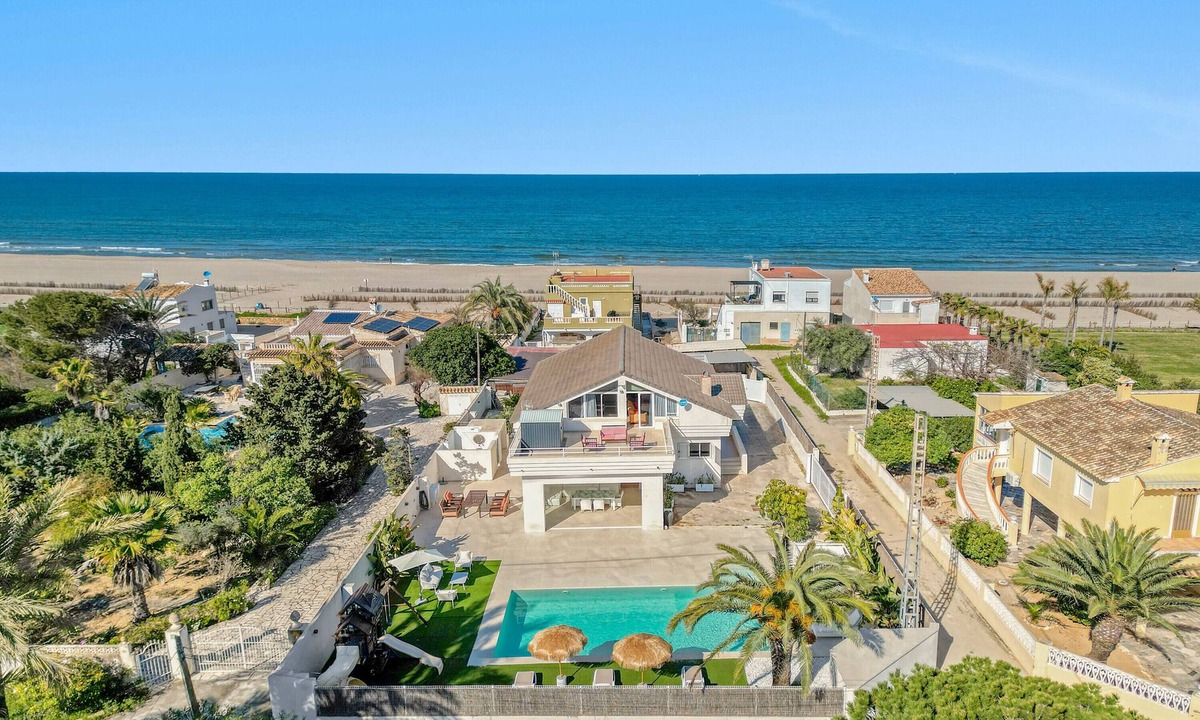 Les Deveses Villa | Villa 1ª Linea Cudei close to the Beach with Pool & Wi-Fi