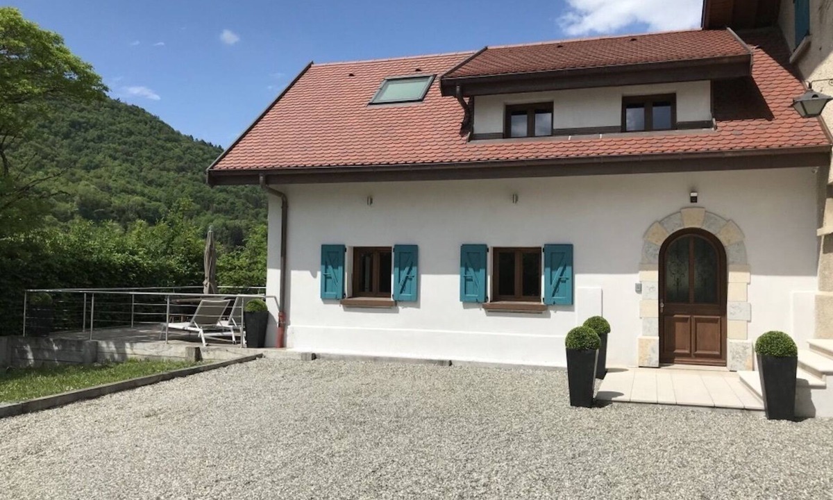 Sevrier House | Villa 200 m from Lake Annecy with terrace and parking