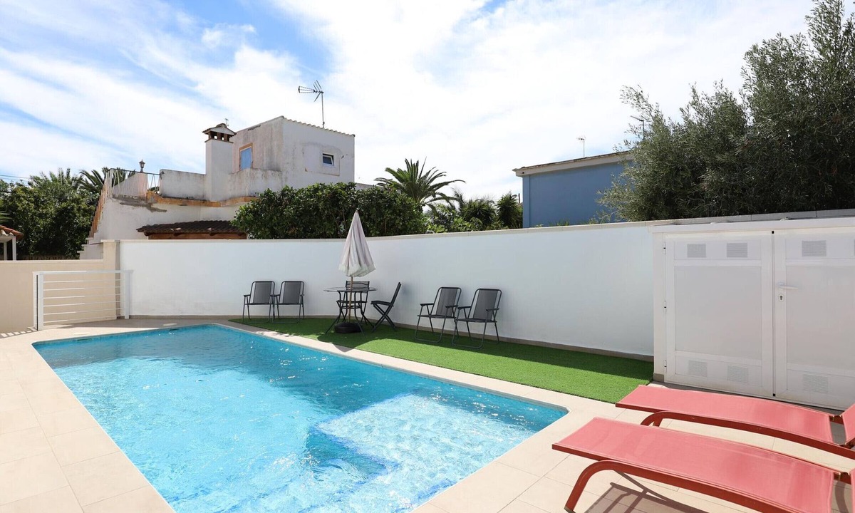Almarda Villa | Villa 200m from beach with shared garden and pool