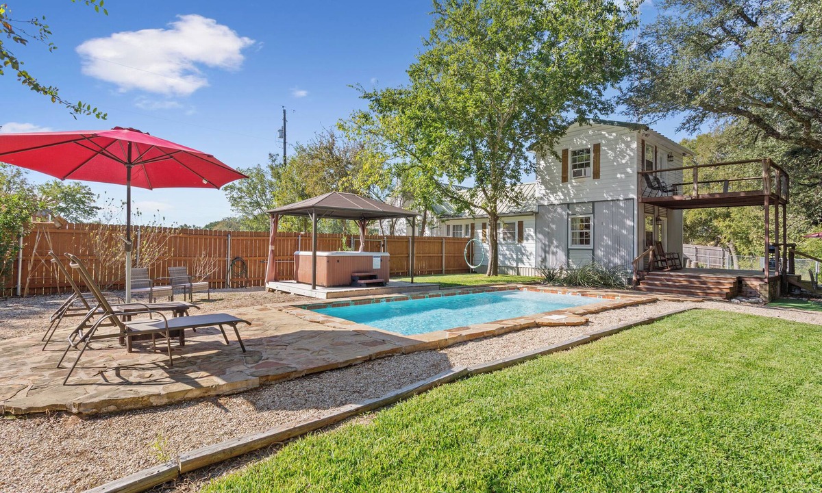 Mound Villa | Villa 30 mins to Waco - Private Pool, Hot Tub, Gym and Fire Ring