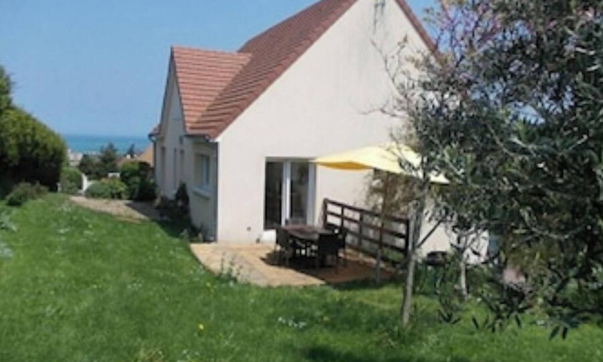 Arromanches-les-Bains House | Villa 500 m from the D-Day landing beaches with panoramic sea and bocage views.