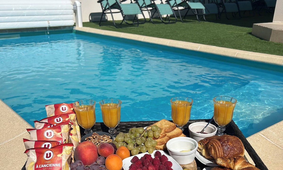 Piolenc House | Villa 8 people 2 babies clim swimming pool and free parking.