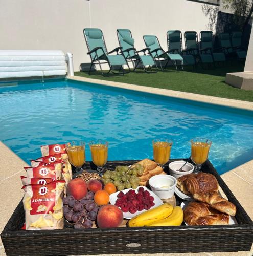 Piolenc Villa | villa 8 personnes clim, piscine, parking