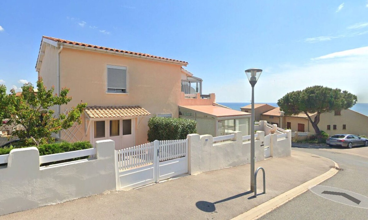 Saint-Pierre-la-Mer Villa | Villa, all mod cons, enclosed with seaside view