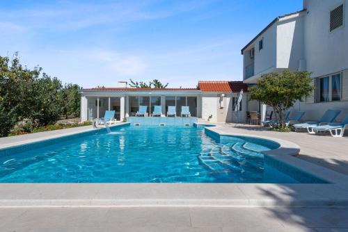 Neoric Villa | Villa Almas