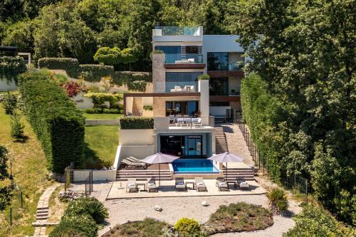 Poljane Villa | Villa AltaVista - Seaview & Relax with Heated Pool & MiniGolf