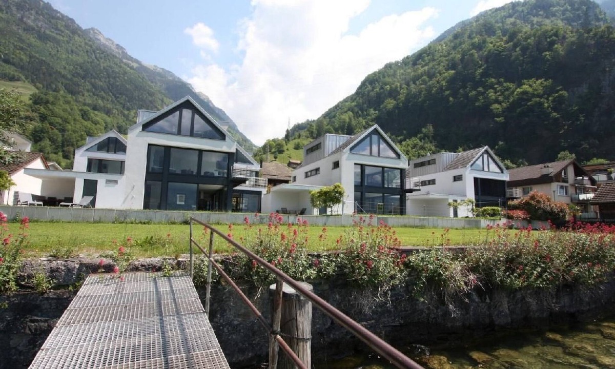 Ruetli House | Villa am See 1/Beach House by Interhome