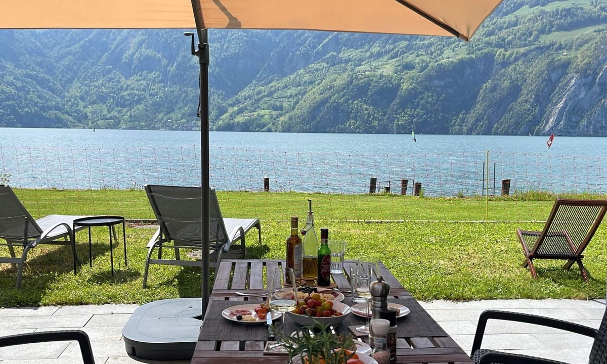 Ruetli House | Villa am See by Interhome