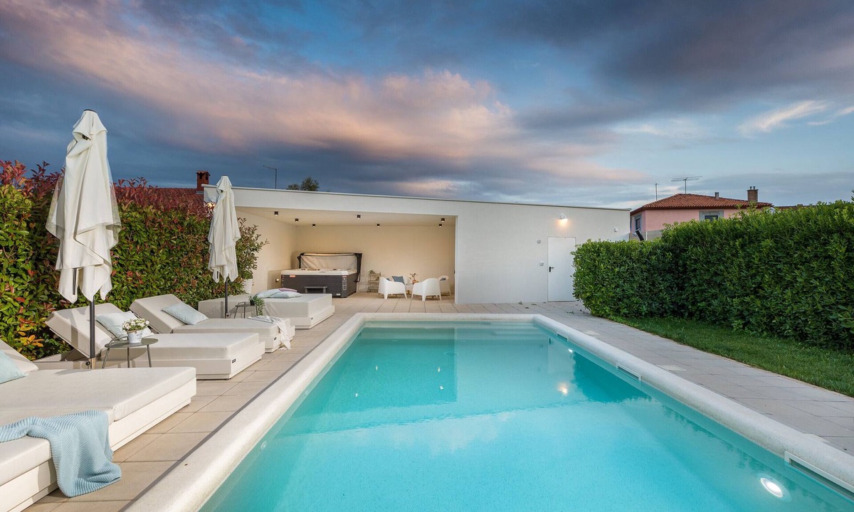 Gregovica Villa | Villa Amia in Pula for 6 people with jacuzzi & kids playground - pet friendly