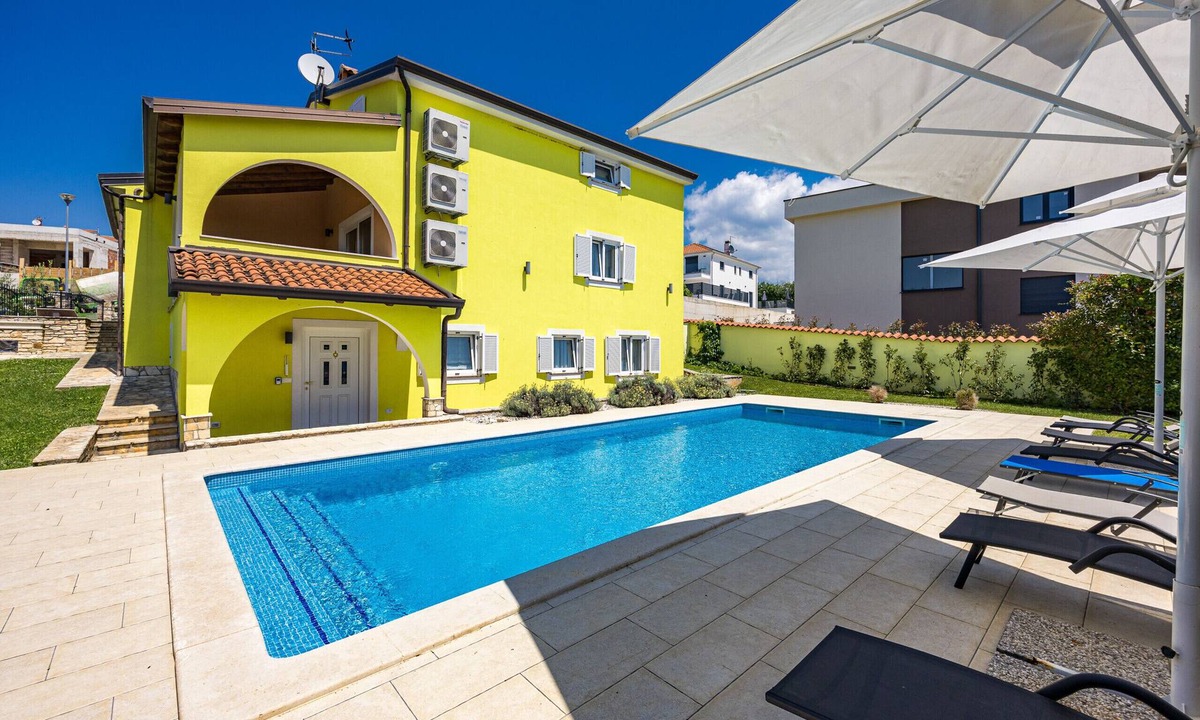 Musalez Villa | Villa Andrea for 17 people with private 40 m2 pool & pet friendly near Poreč