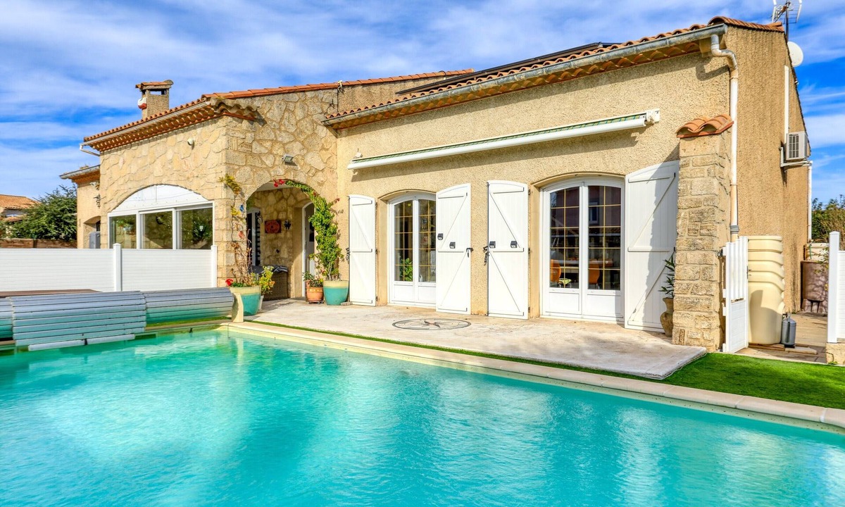Saint-Thibery House | Villa Angelo - Olive Verte Guest Room with Shared Pool, Wi-Fi & Air Conditioning