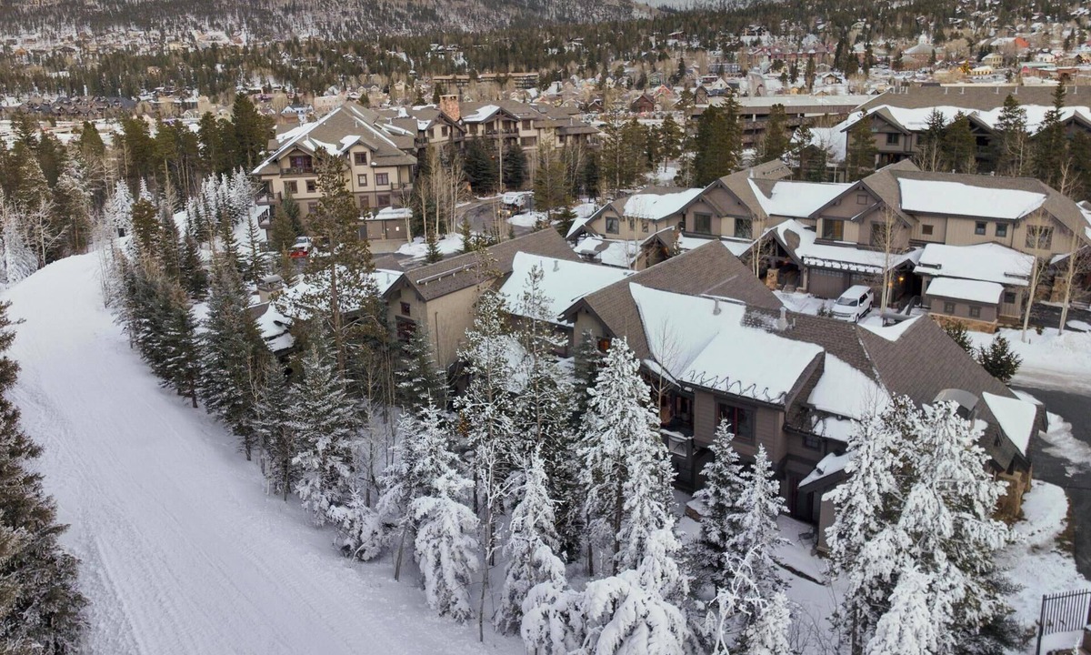 Breckenridge House | Villa at Mountain Thunder: Ski-In, Walk to Town & Gondola, Pool, Hot Tub