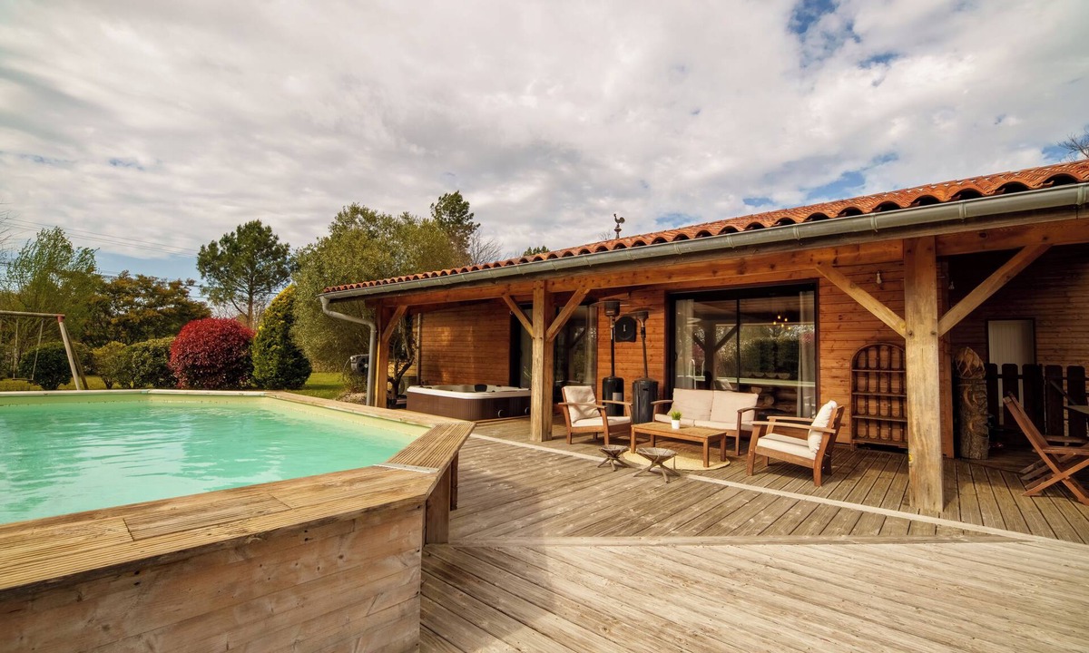Parentis-en-Born Villa | Villa Avec Piscine et Jaccuzzi. Idéal Pour les Familles Avec Enfants !