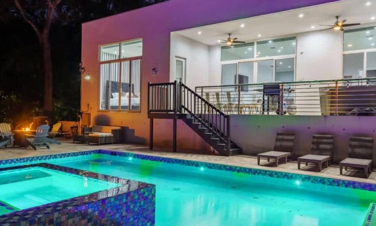 Edgewood House | Villa Azul Luxe Retreat Heated Pool