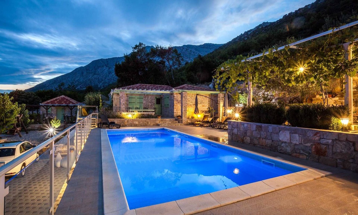 Stankovici Villa | Villa Azurit, family villa